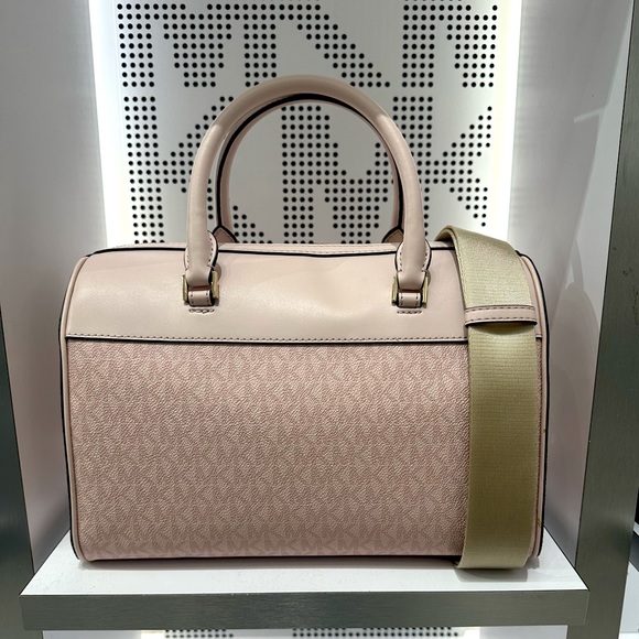 MICHAEL KORS TRAVEL MEDIUM DUFFEL SATCHEL / CROSSBODY LIGHT POWDER BLUSH COLOR - Picture 4 of 16